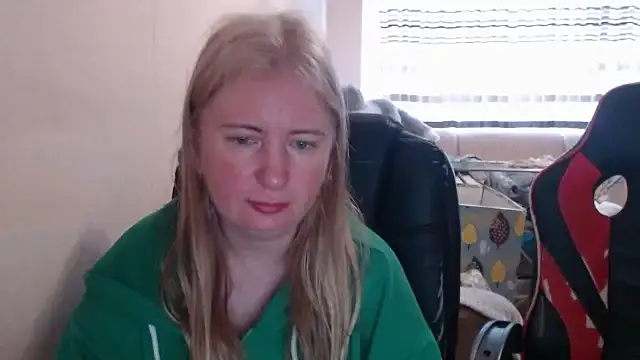 Snapshot of PeterAndJen chatting on 21, 4, 2026 PeterAndJen online show from 21, 4, 2026