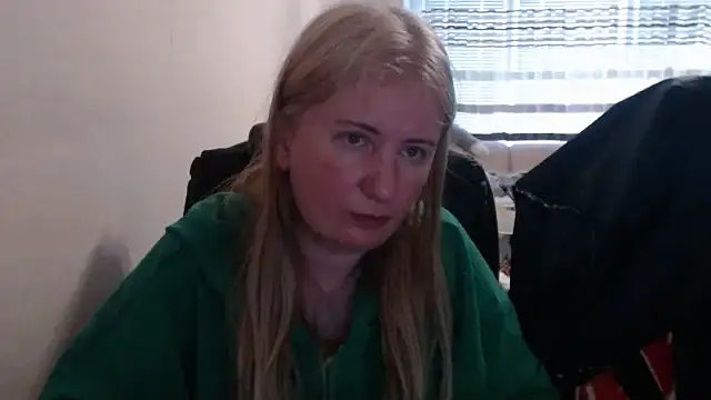 Snapshot of PeterAndJen chatting on 21, 4, 2026 PeterAndJen online show from 21, 4, 2026