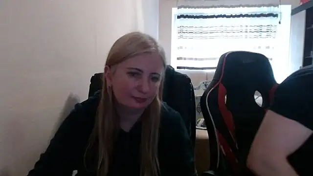 Snapshot of PeterAndJen chatting on 23, 4, 2026 PeterAndJen online show from 23, 4, 2026