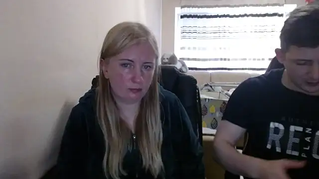 Snapshot of PeterAndJen chatting on 24, 4, 2026 PeterAndJen online show from 24, 4, 2026