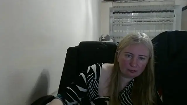 Snapshot of PeterAndJen chatting on 10, 5, 2026 PeterAndJen online show from 10, 5, 2026