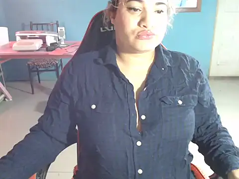Hilarybunnyy online show from 13, 5, 2026