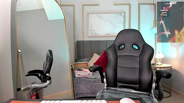 Snapshot of Holly_madison_ chatting on 25, 2, 2026 Holly madison online show from 25, 2, 2026