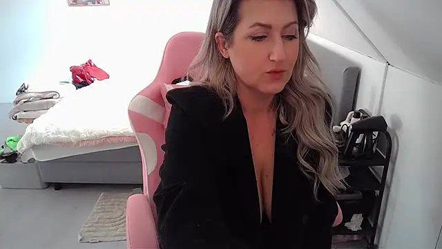 Snapshot of TessToy chatting on 2, 3, 2025 TessToy online show from 2, 3, 2025