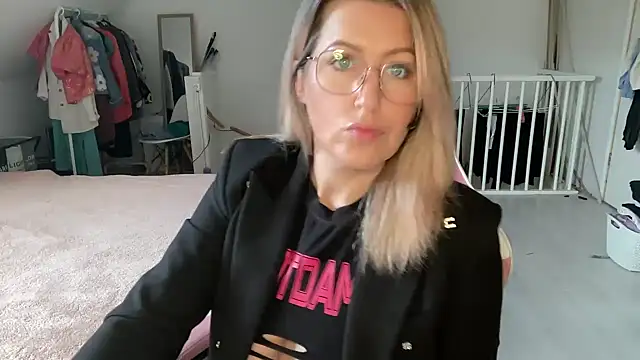 Snapshot of TessToy chatting on 6, 11, 2025 TessToy online show from 6, 11, 2025