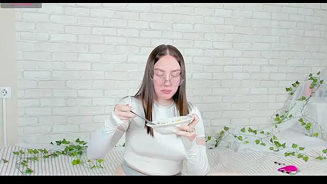 LinaKenny online show from 10, 11, 2025