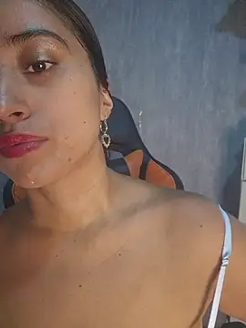 Snapshot of Valentinne_z chatting on 25, 10, 2025 Valentinne z online show from 25, 10, 2025