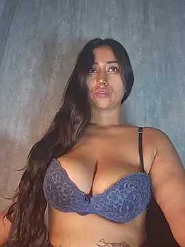 Snapshot of Valentinne_z chatting on 12, 11, 2025 Valentinne z online show from 12, 11, 2025