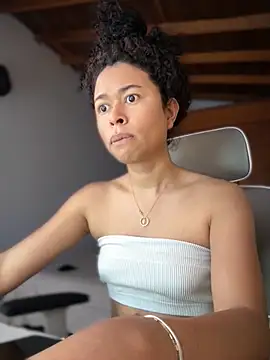 Snapshot of GabriSaenz chatting on 24, 11, 2025 GabriSaenz online show from 24, 11, 2025