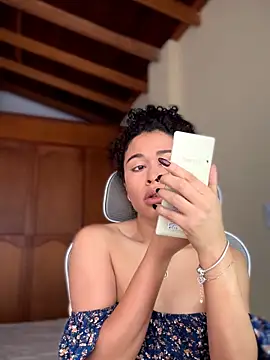 Snapshot of GabriSaenz chatting on 25, 11, 2025 GabriSaenz online show from 25, 11, 2025