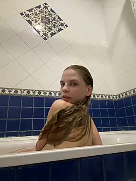 Snapshot of LeyaJohnson chatting on 5, 1, 2025 LeyaJohnson online show from 5, 1, 2025