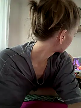 Snapshot of LeyaJohnson chatting on 11, 9, 2025 LeyaJohnson online show from 11, 9, 2025