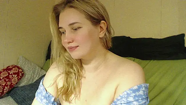 Snapshot of mmmPinUpGirl chatting on 11, 10, 2025 mmmPinUpGirl online show from 11, 10, 2025