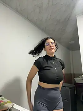 Snapshot of _Niah_ chatting on 5, 2, 2025 Niah online show from 5, 2, 2025