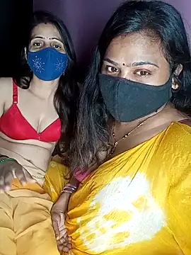 Snapshot of cutee__crazy chatting on 8, 10, 2025 cutee  crazy online show from 8, 10, 2025