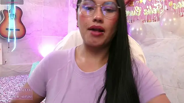 Snapshot of LauraRuiz1 chatting on 15, 6, 2026 LauraRuiz1 online show from 15, 6, 2026