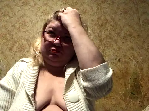 Snapshot of DoraMay chatting on 4, 12, 2024 DoraMay online show from 4, 12, 2024
