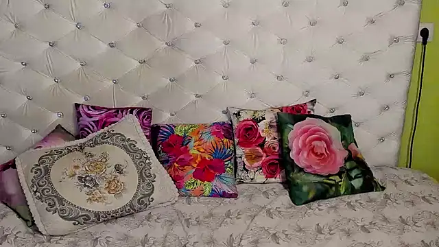 Snapshot of DoraMay chatting on 7, 11, 2025 DoraMay online show from 7, 11, 2025