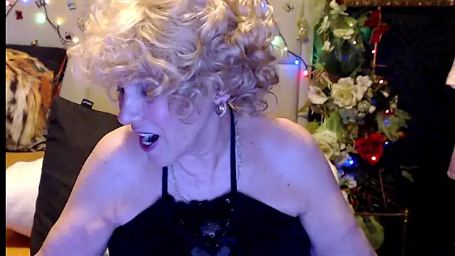 Snapshot of HappyWomanOn chatting on 3, 2, 2026 HappyWomanOn online show from 3, 2, 2026