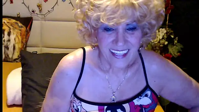 Snapshot of HappyWomanOn chatting on 4, 2, 2026 HappyWomanOn online show from 4, 2, 2026