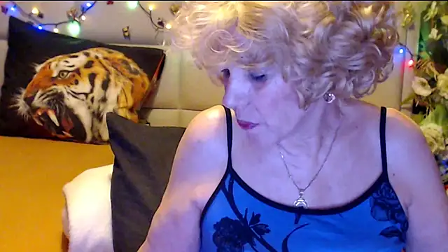 Snapshot of HappyWomanOn chatting on 8, 2, 2026 HappyWomanOn online show from 8, 2, 2026