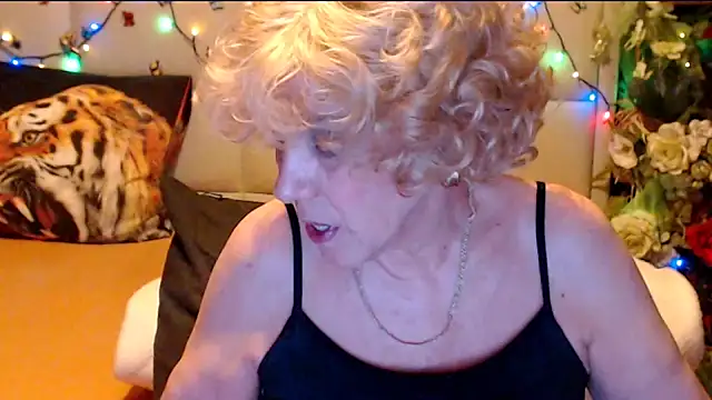 Snapshot of HappyWomanOn chatting on 11, 2, 2026 HappyWomanOn online show from 11, 2, 2026