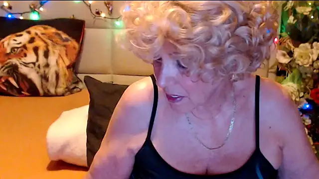 Snapshot of HappyWomanOn chatting on 12, 2, 2026 HappyWomanOn online show from 12, 2, 2026