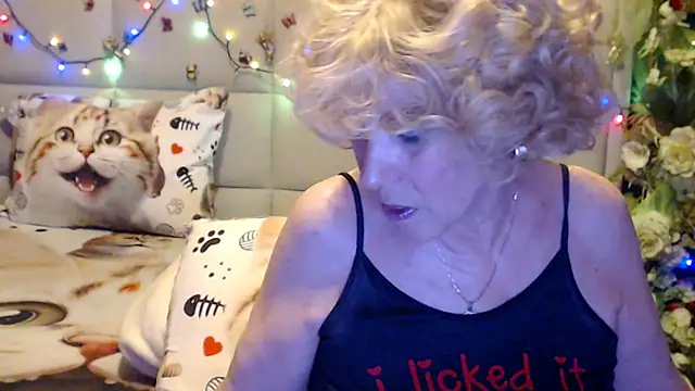 Snapshot of HappyWomanOn chatting on 2, 4, 2026 HappyWomanOn online show from 2, 4, 2026