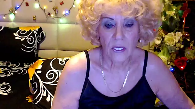 Snapshot of HappyWomanOn chatting on 7, 4, 2026 HappyWomanOn online show from 7, 4, 2026