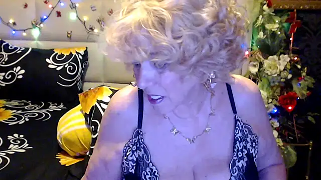 Snapshot of HappyWomanOn chatting on 10, 4, 2026 HappyWomanOn online show from 10, 4, 2026