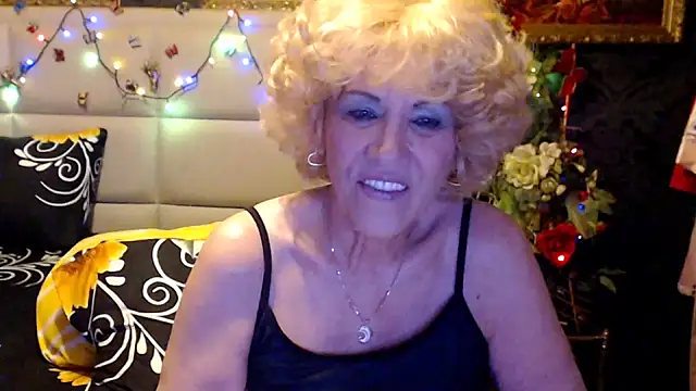 Snapshot of HappyWomanOn chatting on 11, 4, 2026 HappyWomanOn online show from 11, 4, 2026