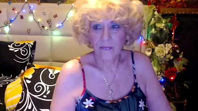 Snapshot of HappyWomanOn chatting on 13, 4, 2026 HappyWomanOn online show from 13, 4, 2026