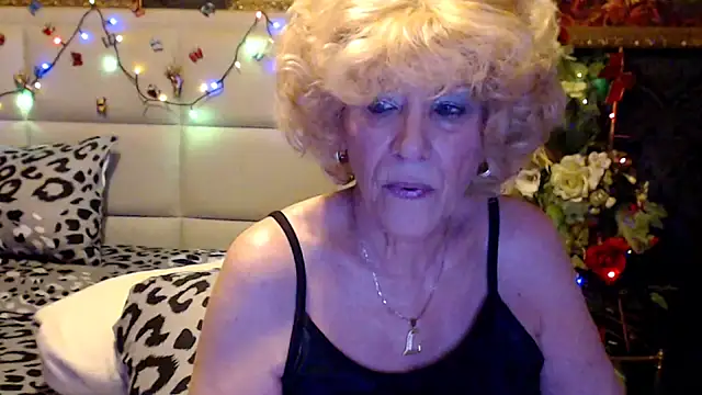 Snapshot of HappyWomanOn chatting on 15, 4, 2026 HappyWomanOn online show from 15, 4, 2026