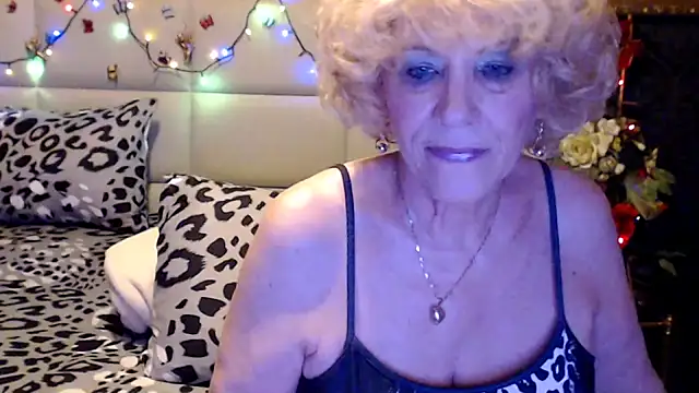 Snapshot of HappyWomanOn chatting on 15, 4, 2026 HappyWomanOn online show from 15, 4, 2026