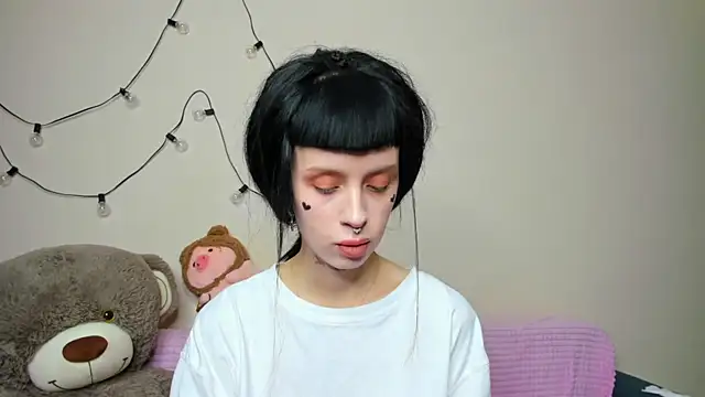 Snapshot of FlowerOfSin2001 chatting on 11, 10, 2025 FlowerOfSin2001 online show from 11, 10, 2025