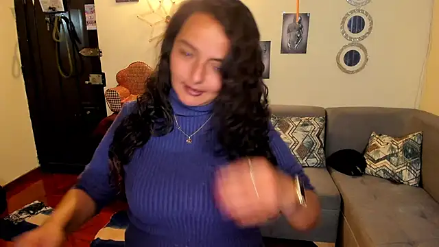 Snapshot of emma_luxy chatting on 4, 3, 2025 emma luxy online show from 4, 3, 2025