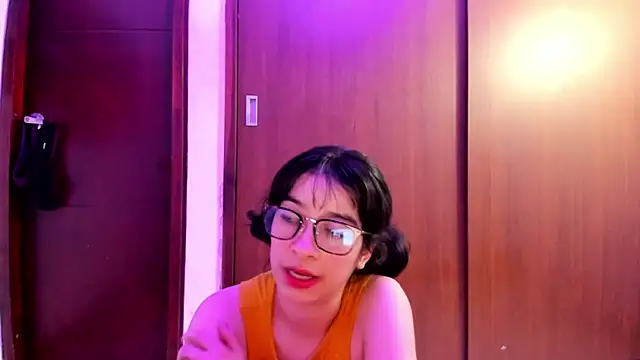 Snapshot of _Lunnaa_ chatting on 17, 12, 2024  Lunnaa  online show from 17, 12, 2024