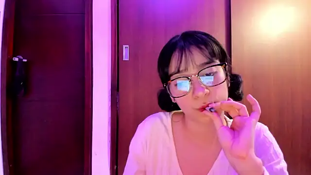 Snapshot of _Lunnaa_ chatting on 18, 12, 2024  Lunnaa  online show from 18, 12, 2024