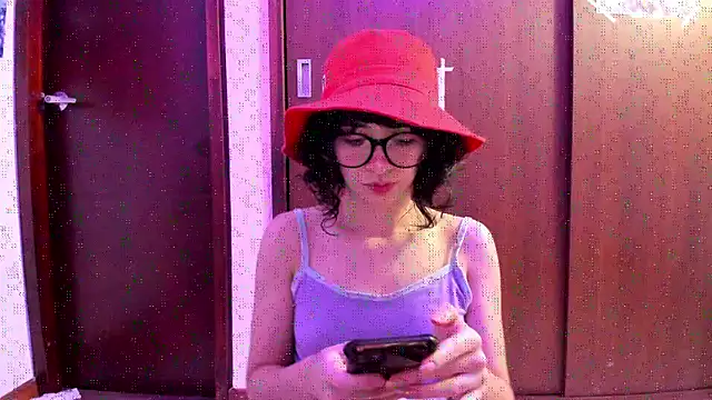 Snapshot of _Lunnaa_ chatting on 11, 10, 2025  Lunnaa  online show from 11, 10, 2025