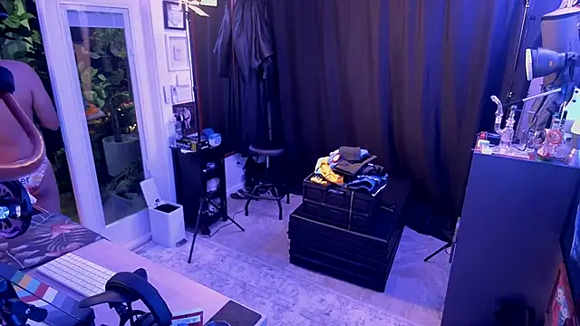 Snapshot of Briefs_bud chatting on 18, 12, 2025 Briefs bud online show from 18, 12, 2025