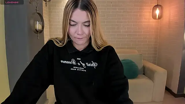 NiaHolland online show from 26, 10, 2025