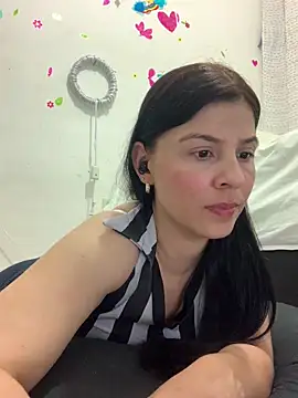 Estefani 32 online show from 8, 4, 2026