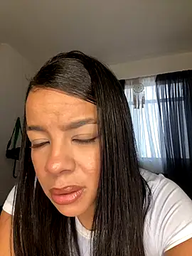 Snapshot of trianawhite chatting on 22, 11, 2025 trianawhite online show from 22, 11, 2025