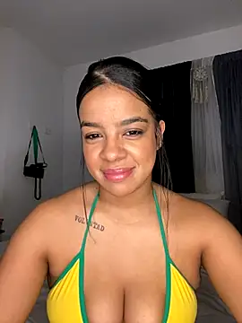 Snapshot of trianawhite chatting on 13, 12, 2025 trianawhite online show from 13, 12, 2025