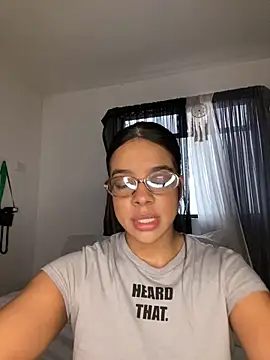 Snapshot of trianawhite chatting on 21, 12, 2025 trianawhite online show from 21, 12, 2025