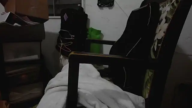 Snapshot of poppergirl69 chatting on 16, 12, 2024 poppergirl69 online show from 16, 12, 2024