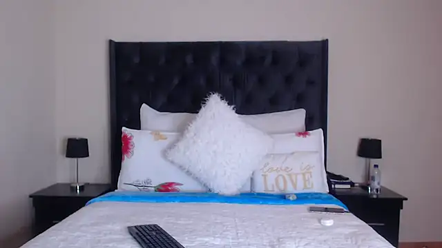 Sexynaughty Gal online show from 5, 12, 2025