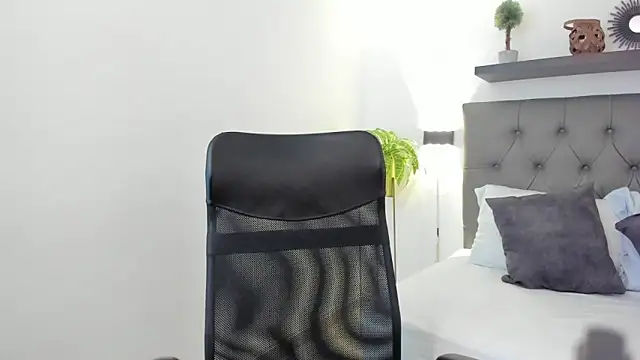 Snapshot of bella_99_ chatting on 15, 4, 2026 bella 99 online show from 15, 4, 2026