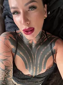 Snapshot of InkedBiitch chatting on 10, 9, 2025 InkedBiitch online show from 10, 9, 2025