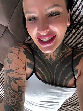 Snapshot of InkedBiitch chatting on 15, 9, 2025 InkedBiitch online show from 15, 9, 2025